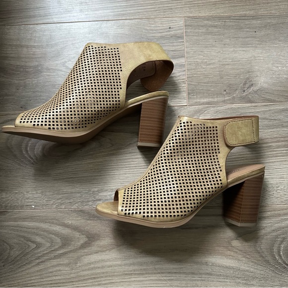 NWOT Peep Toe Heels - Picture 4 of 7